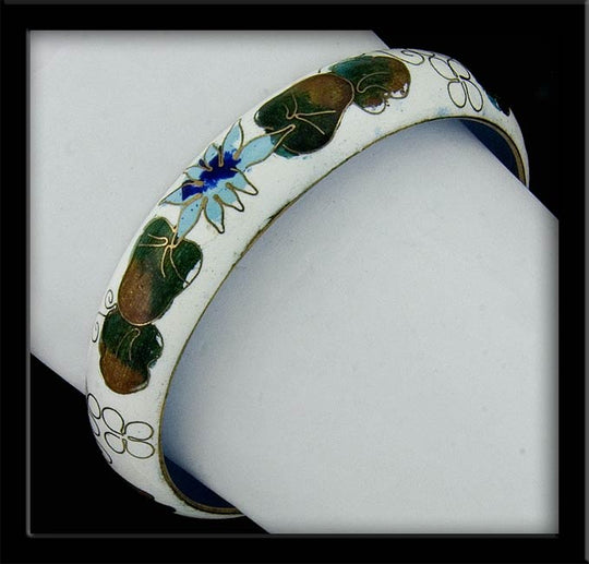 Cloisonne Enamel bracelet, bangle. Floral on white. j-bror816