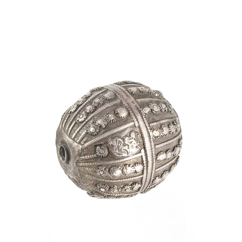 Antique silver Yemeni wedding bead. 39mm x 34.5 mm. b18-684cs