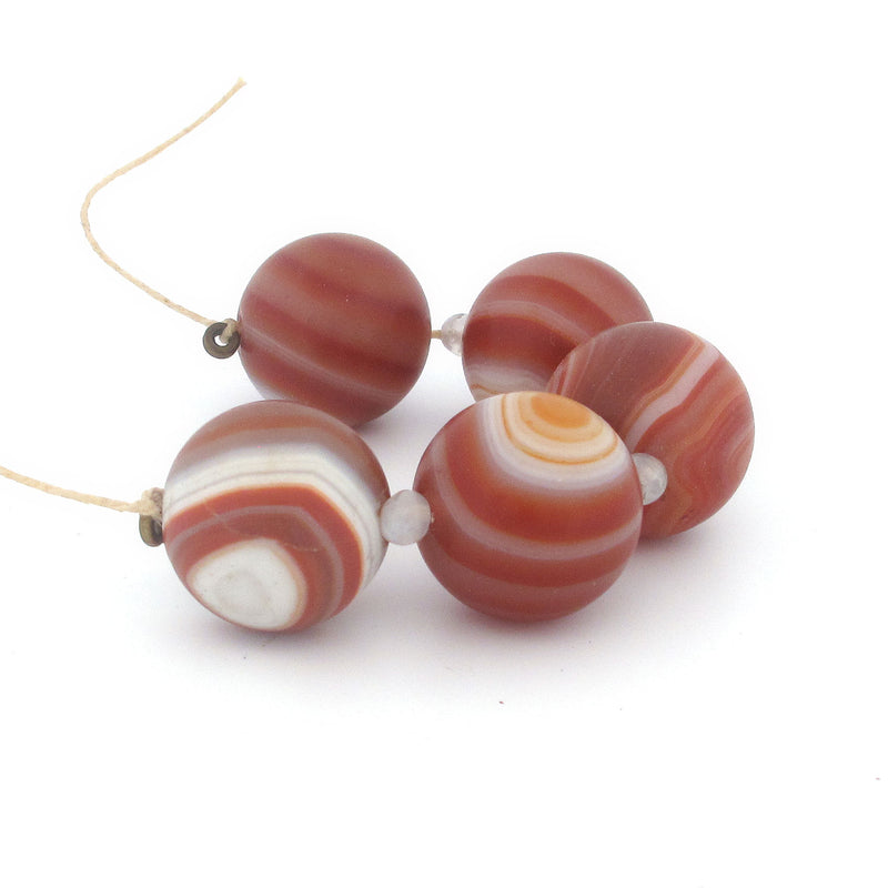 Sardonyx round beads. 18mm. Pkg 5. b4-sar189