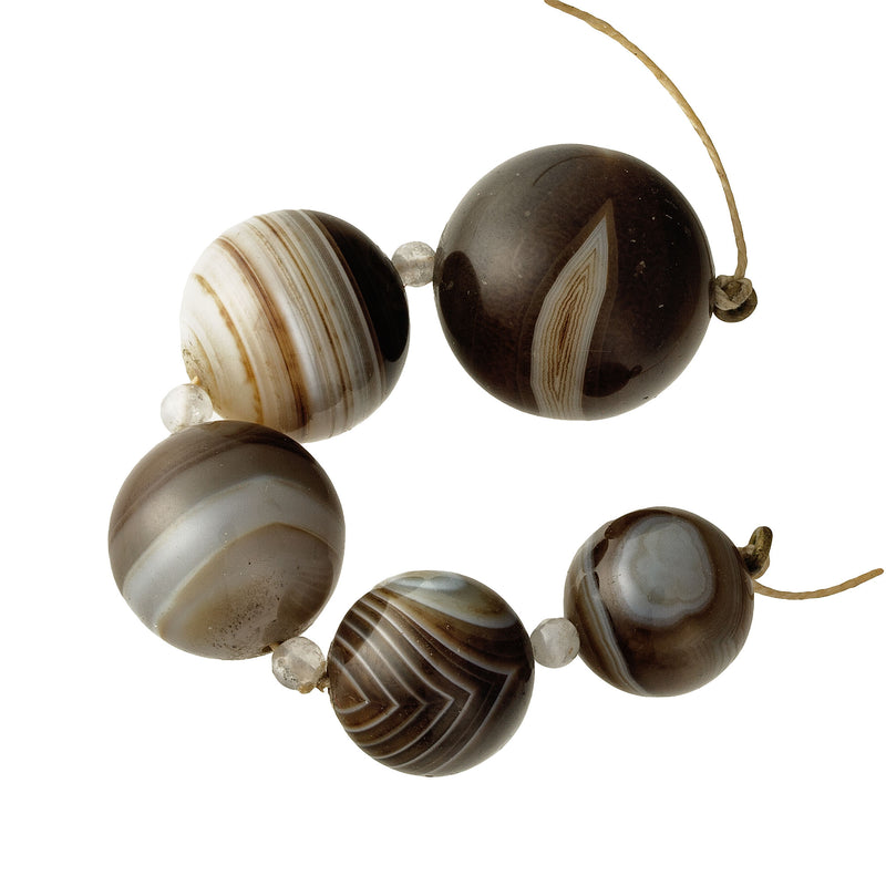 Sardonyx round beads. 15-22mm. 1 Str. of 5 beads. b4-sar191