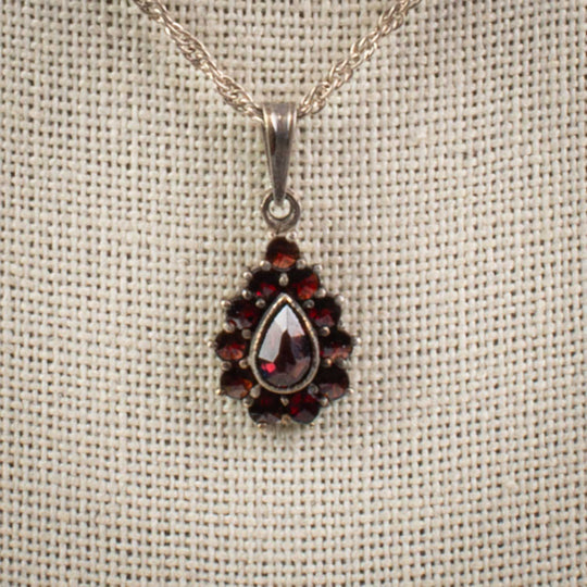 Vintage Czechoslovakia Bohemian two tiered  garnet pendant necklace. j-nlvn877