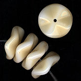 b11-br-0718-vintage beige and white interlocking ruffle beads. 13mm. Pkg of 20