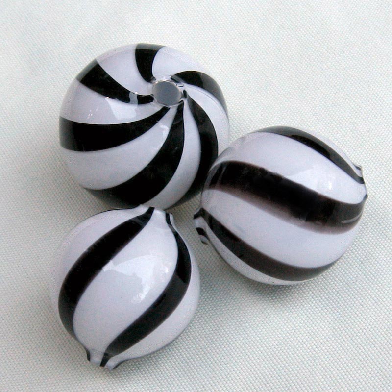 Rare hollow blown black and white swirl round glass beads Japan 18mm sold individually. b11-bw-0992-1(e)