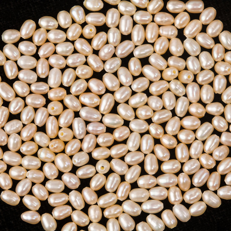 AA quality freshwater pearls, loose, ovals light apricot. 4x3mm. Pkg100. 1990s.