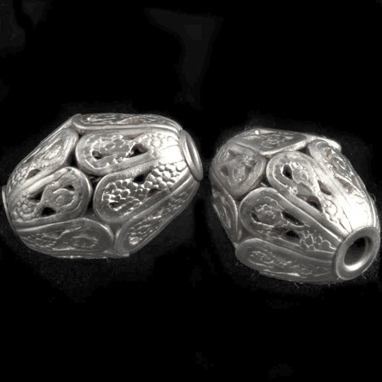 Silver plated brass filigree oval bead. 10x14mm. Pkg of 1. b18-0144