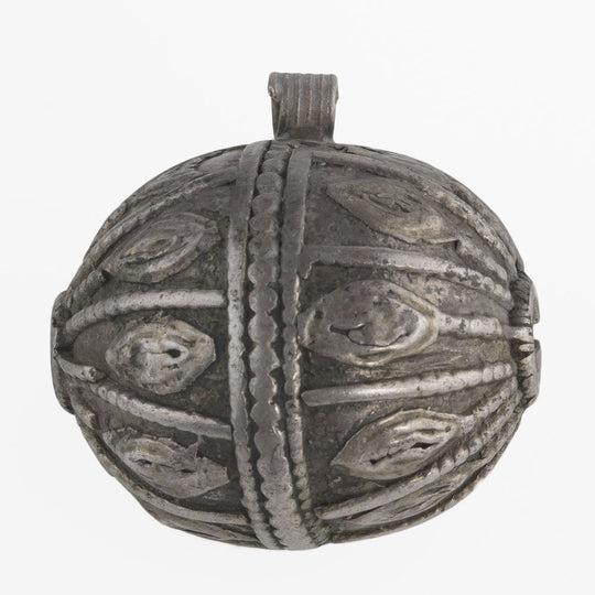 Antique silver Yemeni wedding bead, 31x26mm. b18-553cs