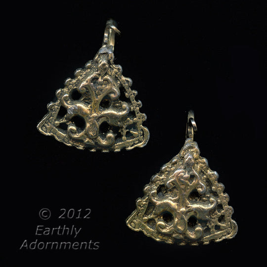 Vintage earring screw back w/mounted casting. 1 Pair. b9-0750(e)