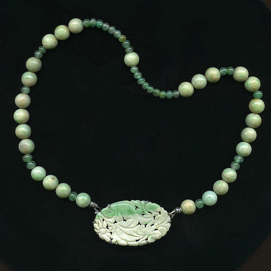 Vintage carved jadeite & emerald bead necklace. nlja845
