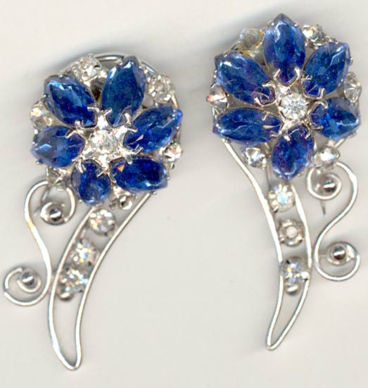 Rhinestone and silver colored fur clips in a flower pattern . 1940s Retro. Pair. pncs712-cn